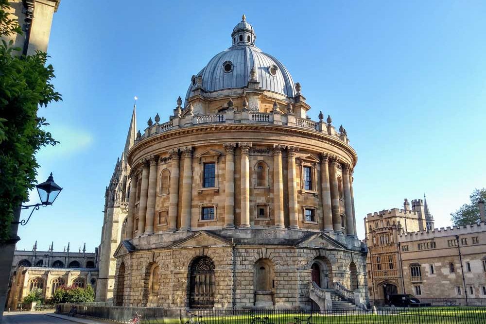 牛津大學是英國大學排名最頂尖的大學，也是羅素集團成員