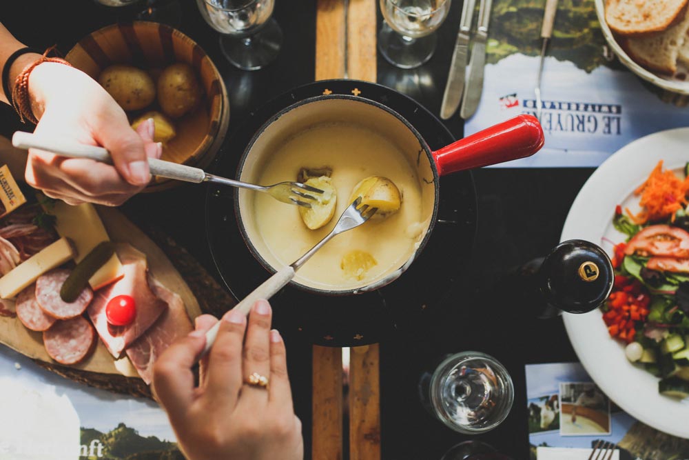 你有機會在瑞士語言學校安排的寄宿家庭品嚐瑞士傳統美食，例如圖中的起司火鍋