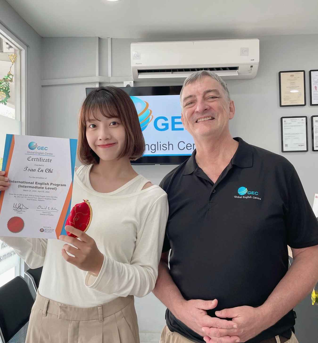 “這邊的同學都是來自各個國家 完全不會說中文”－恩琪(GEC)馬來西亞遊學網紅分享